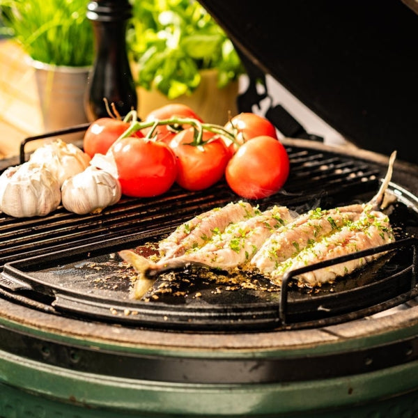 Big Green Egg Halbrunde Grillplatte aus Gusseisen