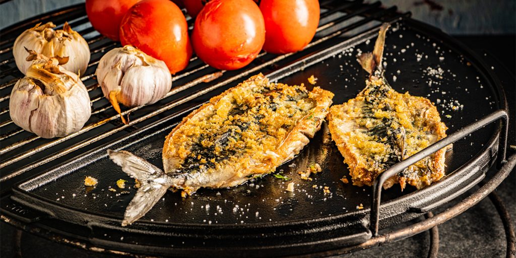 Big Green Egg Halbrunde Grillplatte aus Gusseisen