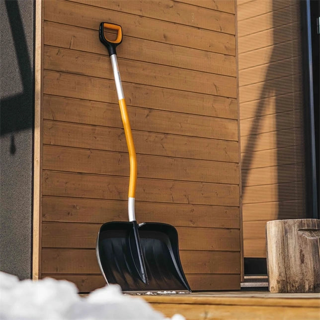 Fiskars X-series Schneeräumer gebogen