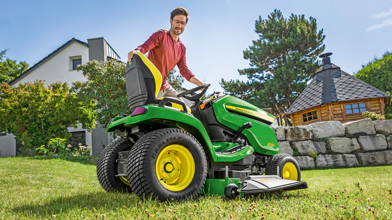 John Deere X590 mit 122cm Mähwerk