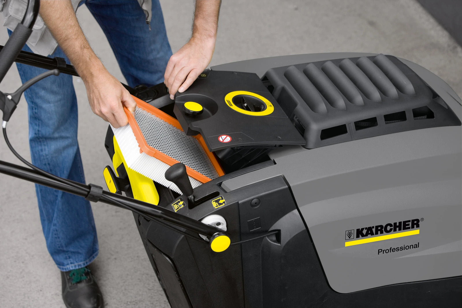 Kaercher-KM-7540-W-Bp-Pack-Handgefuehrte-Kehr-Kehrsaugmaschinen3