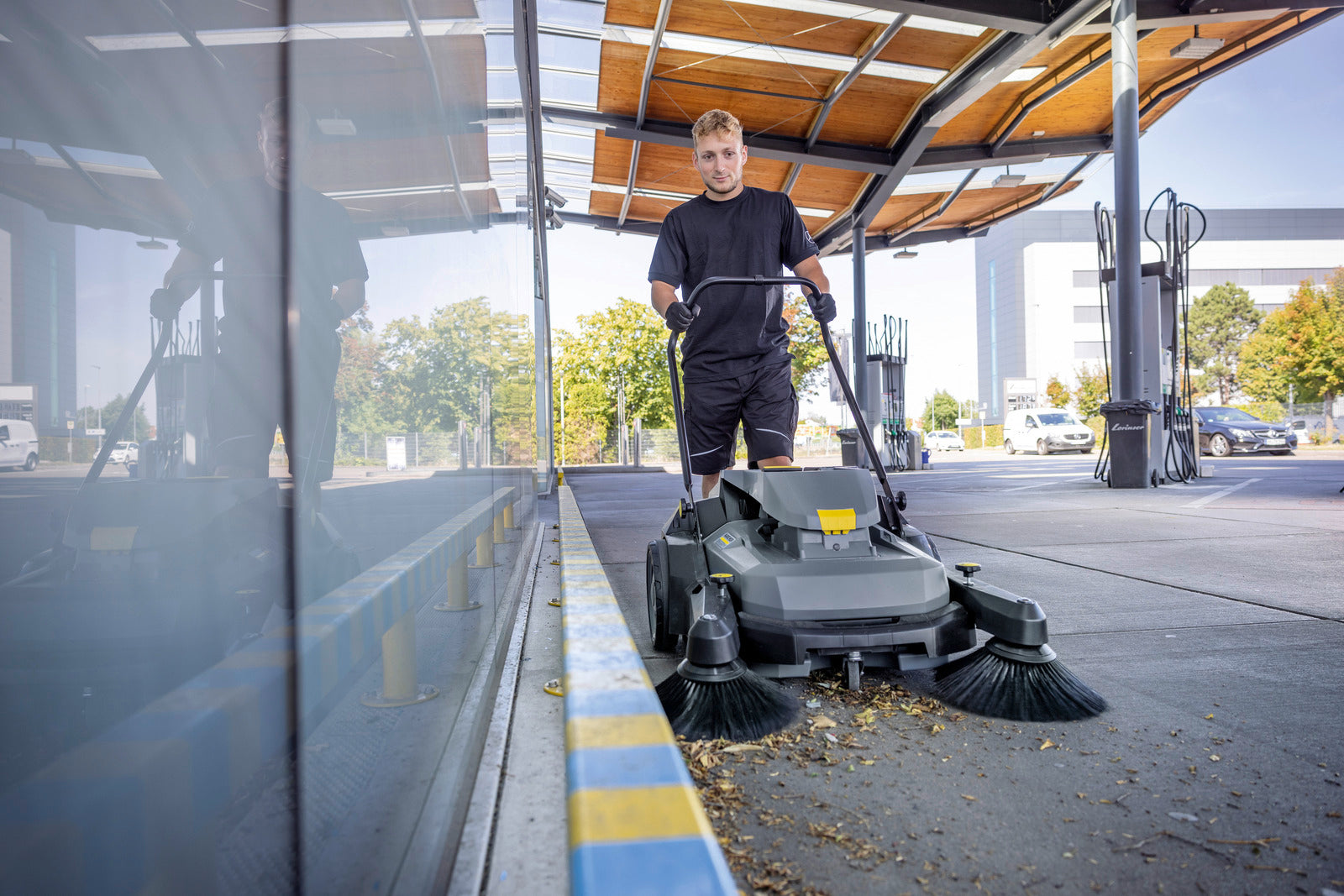 KaercherKM7025CBp2SBHandgefuehrteKehr-Kehrsaugmaschinen2