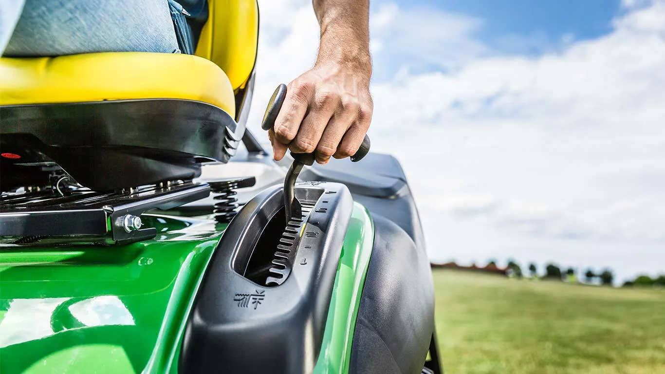 John Deere Rasentraktor X167R