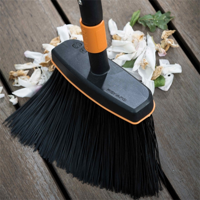 Fiskars QuickFit Kehrbesen/ Straßenbesen/ Allzweckbesen