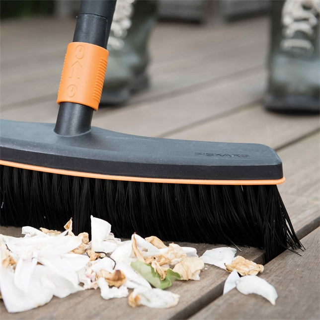 Fiskars QuickFit Kehrbesen/ Straßenbesen/ Allzweckbesen