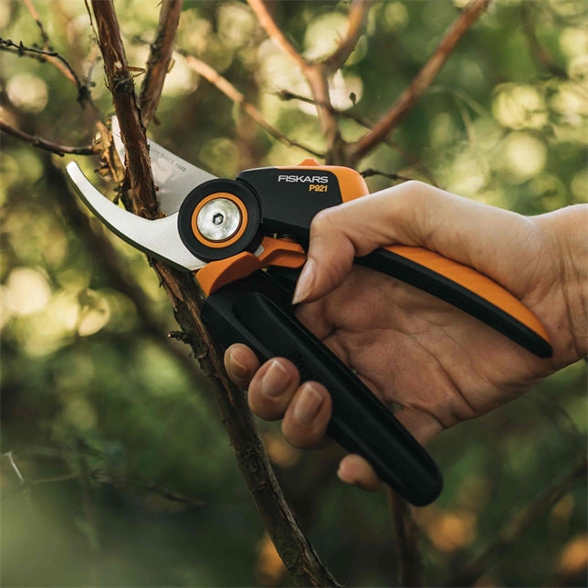 Fiskars X-series Bypass-Gartenschere Größe M & L
